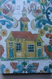Omslaget til boka “Nils Stålby” av Atle Austestad viser motiv av ei rosemåla kiste frå Hegglandsdalen i Os. Målaren er Nils Midthus (fødd Tveiterås) frå Samnanger.